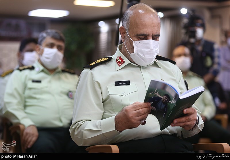 مراسم رونمایی از کتاب «علمدار» خاطراتی از استوار یکم شهید میلاد خسروی با حضور سردار حسین رحیمی فرمانده انتظامی تهران بزرگ