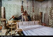 . مواد اولیه جاجیم پشم است و بافت آن شبیه گلیم است، با این تفاوت که جاجیم در چهار تخته بافته می‌شود و پس از بافتن به هم متصل و دوخته می‌شود. 