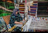 . مواد اولیه جاجیم پشم است و بافت آن شبیه گلیم است، با این تفاوت که جاجیم در چهار تخته بافته می‌شود و پس از بافتن به هم متصل و دوخته می‌شود.