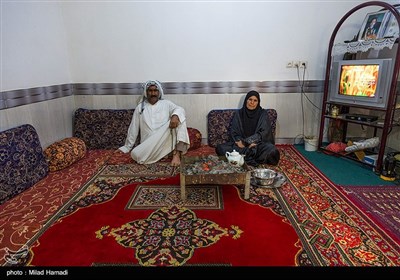 روستای ابوالبوه در جنوب غربی خوزستان و در همسایگی تالاب هور العظیم است .که شغل آنها دامداری و کشاورزی و همچنین ماهیگیری است زندگی در روستای ابوالبوه فصلی است در فصل زمستان و بهار پانزده خانوار ودرتابستان به دلیل گرمی هوا و نبود امکانات و خشکسالی مجبور میشوند که به شهر برگردند و فقط چهار خانوار در تابستان آنجا زندگی میکنند .