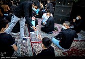 یخش ماسک به افراد عزاداران  هیئت مکتب الحسین(ع) در آستان مقدس امامزاده معصوم(ع)