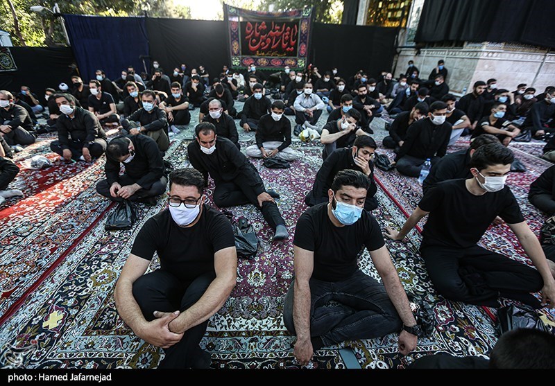 عزاداری شب اول محرم هیئت مکتب الحسین(ع) در آستان مقدس امامزاده معصوم(ع) با رعایت فاصله گذاری اجتماعی