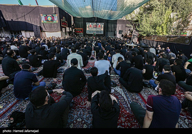 عزاداری شب اول محرم هیئت مکتب الحسین(ع) در آستان مقدس امامزاده معصوم(ع) با رعایت فاصله گذاری اجتماعی