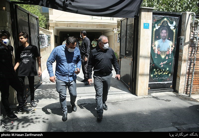 حضور سردار کیوان ظهیری، رییس پلیس پیشگیری تهران بزرگ در منزل شهید گروهبان‌یکم حامد ضابط