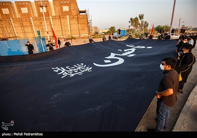 اهتزاز پرچم 200 متری یا حسین ع در پارک جزیره اهواز