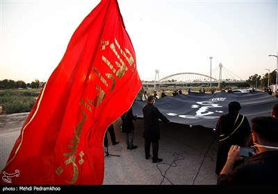 اهتزاز پرچم 200 متری یا حسین ع در پارک جزیره اهواز