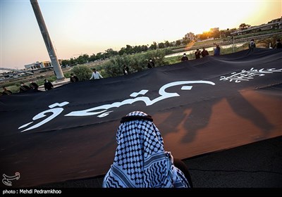 اهتزاز پرچم 200 متری یا حسین ع در پارک جزیره اهواز