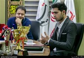 امیر عباس محمدی کوشکی سرپرست تیم اختراعات ایران و سید محمد آرین اکبری مخترع و پژوهشگر در نشست بررسی مشکلات ثبت اختراع و فعالیت مخترعین در کشور