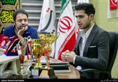امیر عباس محمدی کوشکی سرپرست تیم اختراعات ایران و سید محمد آرین اکبری مخترع و پژوهشگر در نشست بررسی مشکلات ثبت اختراع و فعالیت مخترعین در کشور