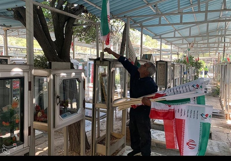 تعویض پرچم گلزار شهدا