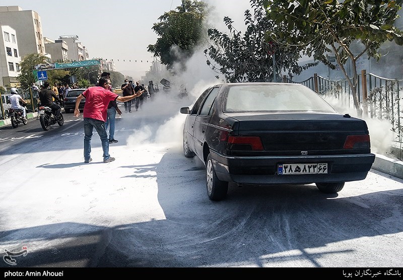 آتش سوزی یک دستگاه خودرو در خیابان پیروزی
