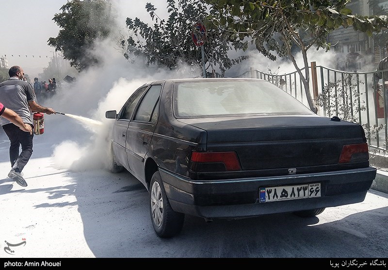 آتش سوزی یک دستگاه خودرو در خیابان پیروزی