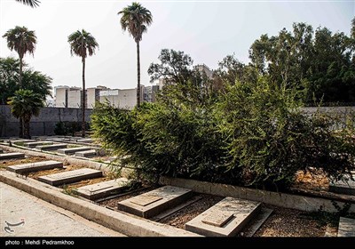 زرتشتیان اهواز که از جمعیت قابل توجهی برخوردار بودند و هم اکنون به مانند بسیاری از اقوام مهاجرت کرده اند، دارای یک آرامستان و دو نیایشگاه و همایشگاه در محله های امانیه و کیانپارس هستند