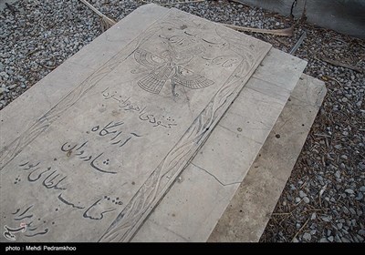 زرتشتیان اهواز که از جمعیت قابل توجهی برخوردار بودند و هم اکنون به مانند بسیاری از اقوام مهاجرت کرده اند، دارای یک آرامستان و دو نیایشگاه و همایشگاه در محله های امانیه و کیانپارس هستند