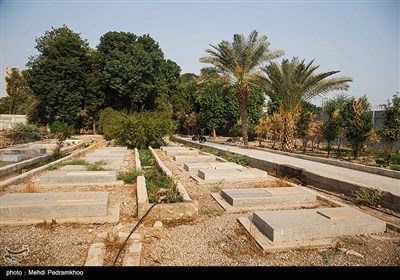 زرتشتیان اهواز که از جمعیت قابل توجهی برخوردار بودند و هم اکنون به مانند بسیاری از اقوام مهاجرت کرده اند، دارای یک آرامستان و دو نیایشگاه و همایشگاه در محله های امانیه و کیانپارس هستند