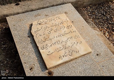 زرتشتیان اهواز که از جمعیت قابل توجهی برخوردار بودند و هم اکنون به مانند بسیاری از اقوام مهاجرت کرده اند، دارای یک آرامستان و دو نیایشگاه و همایشگاه در محله های امانیه و کیانپارس هستند