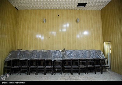 زرتشتیان اهواز که از جمعیت قابل توجهی برخوردار بودند و هم اکنون به مانند بسیاری از اقوام مهاجرت کرده اند، دارای یک آرامستان و دو نیایشگاه و همایشگاه در محله های امانیه و کیانپارس هستند