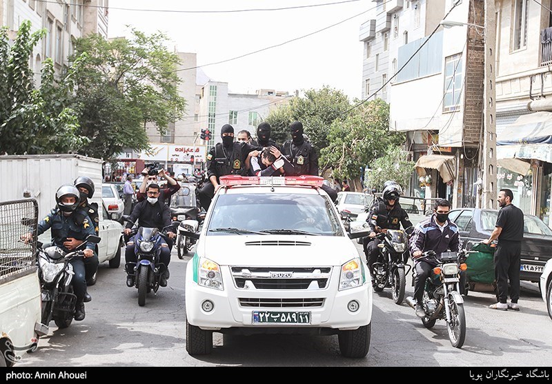 عربده‌کش مشیریه در شهر گردانده شد