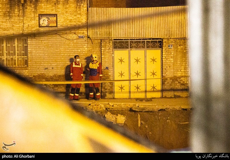 عملیات جستجو برای کشف اجساد حادثه ریزش آوار خیابان فلاح