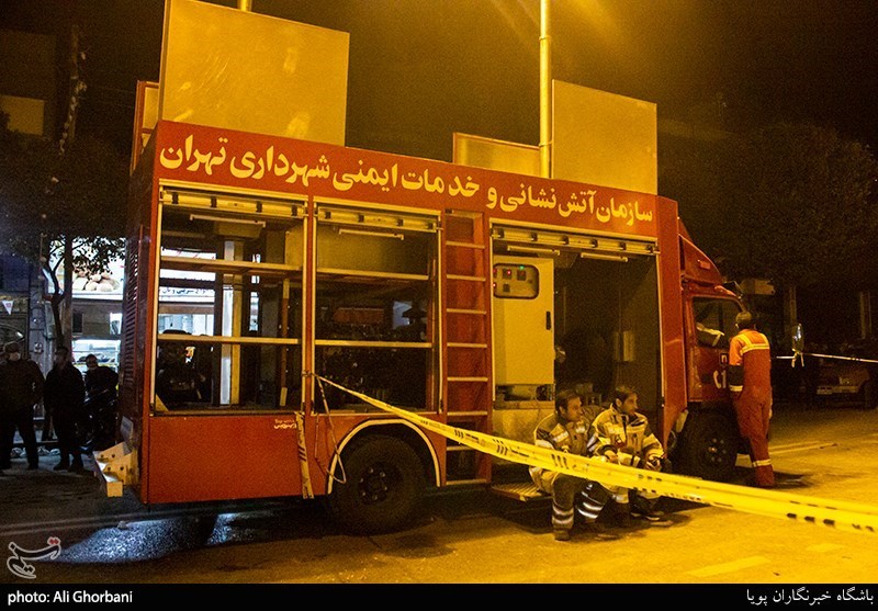 عملیات جستجو برای کشف اجساد حادثه ریزش آوار خیابان فلاح