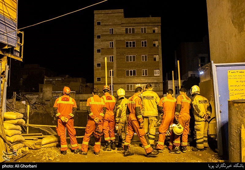 عملیات جستجو برای کشف اجساد حادثه ریزش آوار خیابان فلاح
