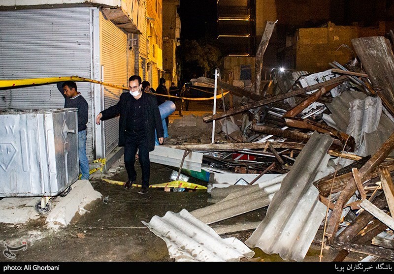 عملیات جستجو برای کشف اجساد حادثه ریزش آوار خیابان فلاح