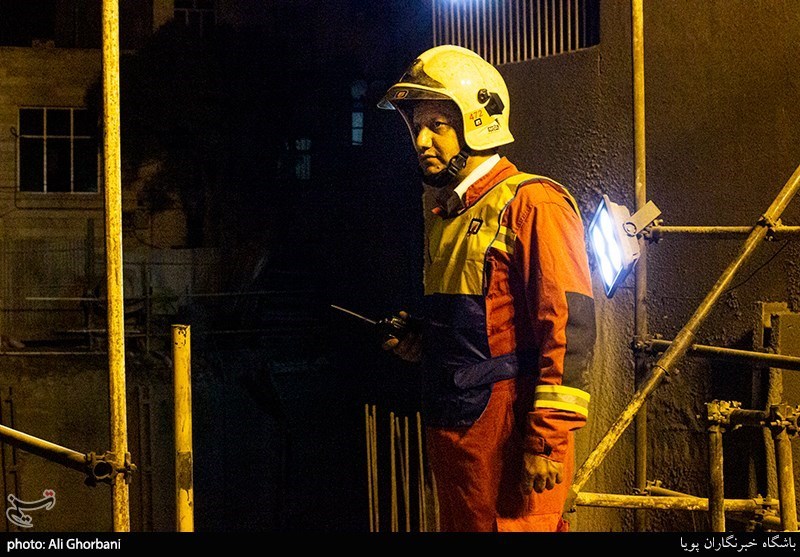 عملیات جستجو برای کشف اجساد حادثه ریزش آوار خیابان فلاح