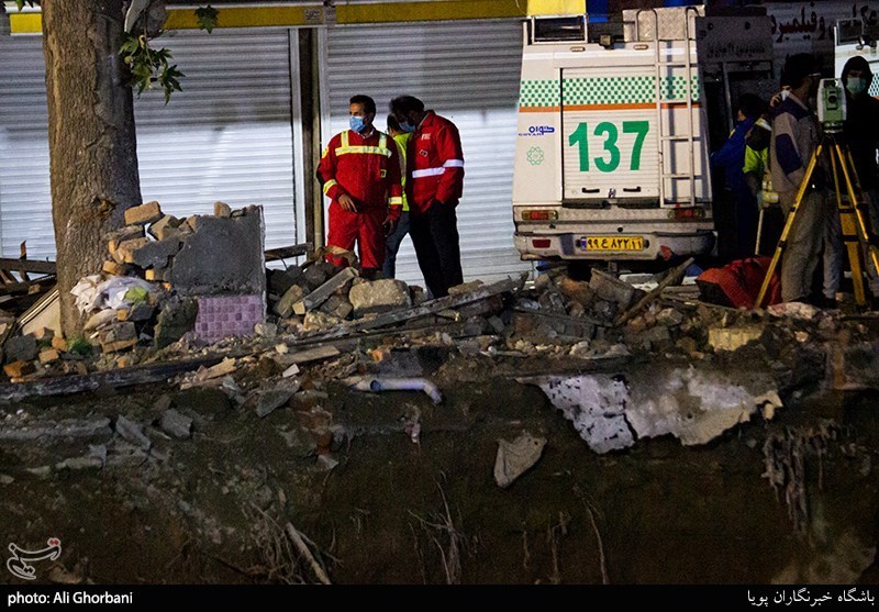 عملیات جستجو برای کشف اجساد حادثه ریزش آوار خیابان فلاح