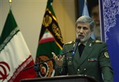 اللواء الرکن حاتمی: الطیار الشهید کاظمی ورفاقه هم أبطال حقیقیون لإیران