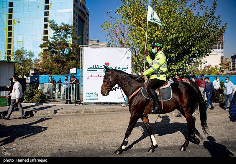 رژه "اسواران" یگان‌ویژه نیروی انتظامی در خیابان ولیعصر (عج)