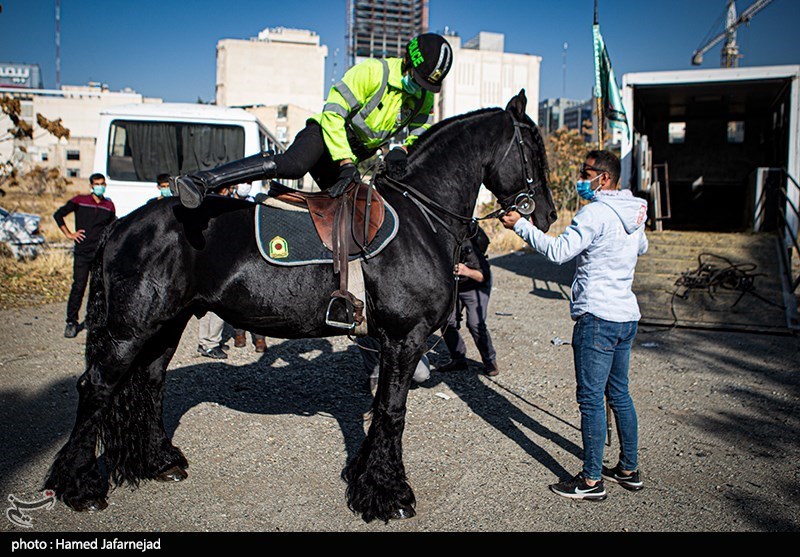 رژه "اسواران" یگان‌ویژه نیروی انتظامی در خیابان ولیعصر (عج)