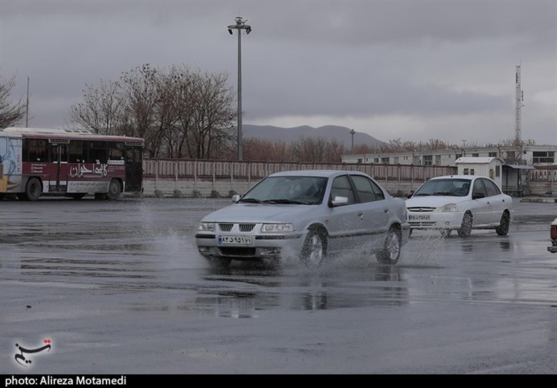 بارندگی در محور کرج - چالوس و گردنه طالقان/ محورهای البرز باز است