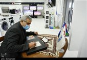 امضاء دفتر یادبود گروه صنعتی انتخاب توسط مجید قلی زاده مدیرعامل خبرگزاری تسنیم