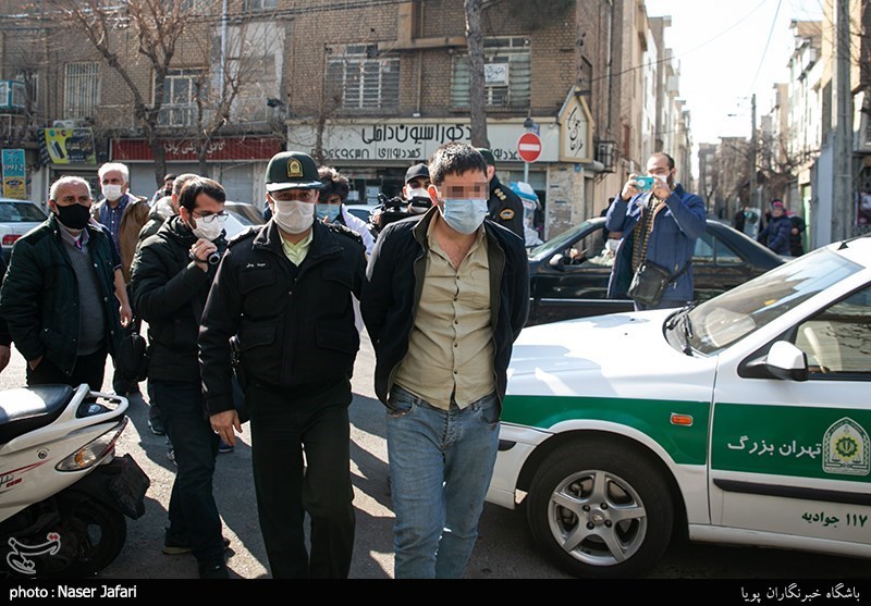 بازسازی صحنه سرقت‌ مسلحانه از طلافروشی‌