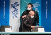 محسن قرایی کارگردان و پرویز پرستویی بازیگر در نشست خبری فیلم بی همه چیز - سی و نهمین جشنواره فیلم فجر