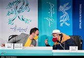 رضا عطاران بازیگر و محمدرضا مقدسیان مجری در نشست خبری فیلم شیشلیک - سی و نهمین جشنواره فیلم فجر