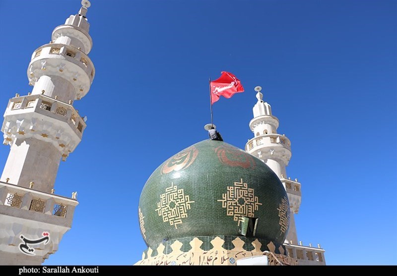 تعویض پرچم گنبد مسجد مقدس صاحب‌الزمان(عج) کرمان به‌مناسبت نیمه شعبان