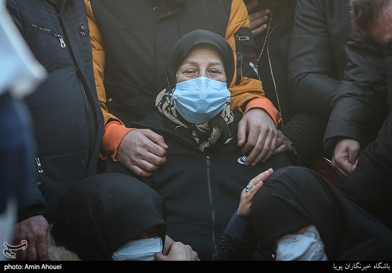 مادر مرحوم علی انصاریان بر سر مزار پسرش