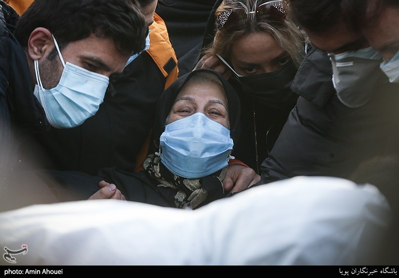 مادر مرحوم علی انصاریان بر سر مزار پسرش