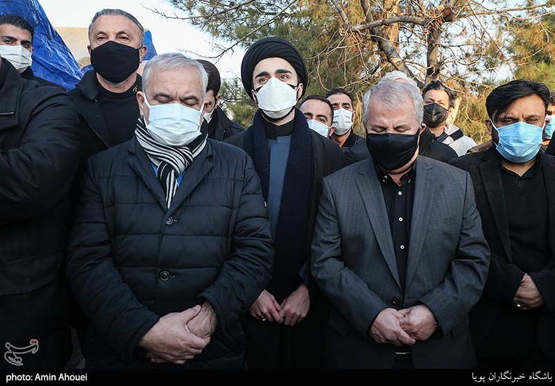 علی پروین،سید احمد خمینی و علی فتح الله زاده در تشییع پیکر مرحوم علی انصاریان