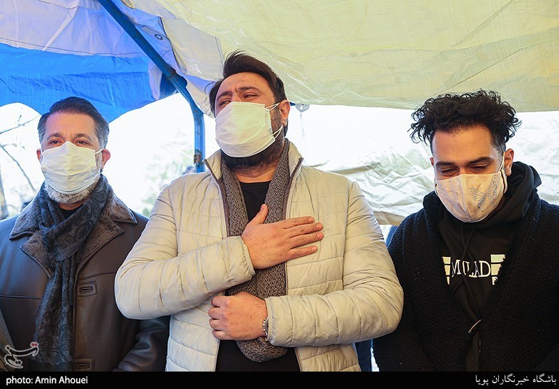 محمد علیزاده خواننده در تشییع پیکر مرحوم علی انصاریان