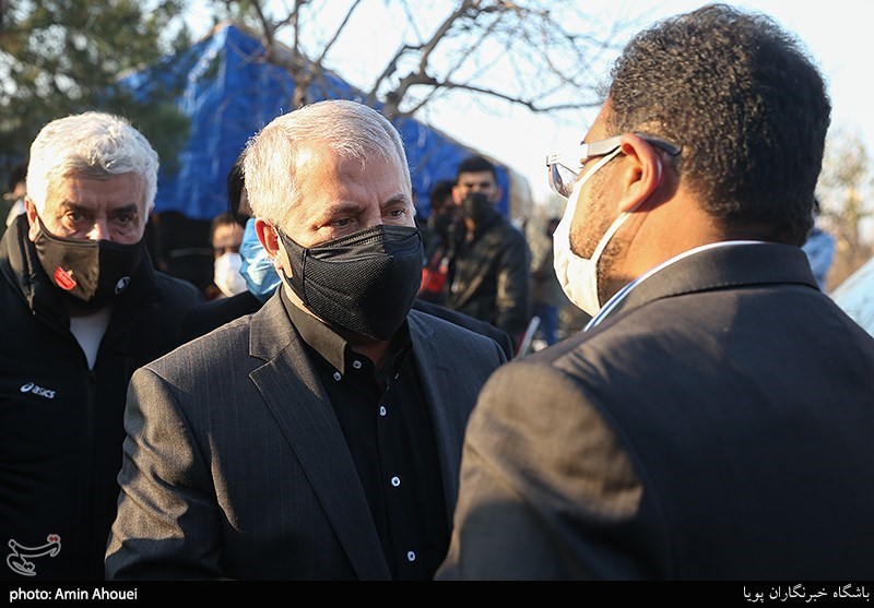 علی پروین و سعید خال رئیس سازمان بهشت زهرا در تشییع پیکر مرحوم علی انصاریان