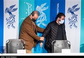 بابک کریمی طاری طراح صحنه و محسن قصابیان بازیگر در نشست خبری فیلم منصور - سی و نهمین جشنواره فیلم فجر