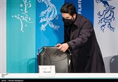 حامد بهداد بازیگر در نشست خبری فیلم گیج‌گاه - سی و نهمین جشنواره فیلم فجر