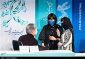 آیدا پناهنده کارگردان و الناز شاکردوست بازیگر در نشست خبری فیلم تی تی - سی و نهمین جشنواره فیلم فجر