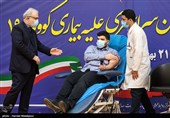 تزریق اولین واکسن کرونا به پارسا نمکی فرزند وزیر بهداشت