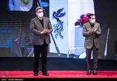 حسین انتظامی رئیس سازمان سینمایی و پیروز حناچی شهردار تهران در مراسم اختتامیه سی و نهمین جشنواره فیلم فجر