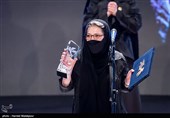 اهداء سیمرغ بلورین بهترین بازیگر نقش اصلی زن سی و نهمین جشنواره فیلم فجر به رویا افشار برای فیلم مامان