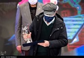 اهداء سیمرغ بلورین بهترین بازیگر نقش اصلی مرد سی و نهمین جشنواره فیلم فجر به رضا عطاران برای فیلم روشن