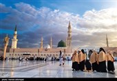 زائران و نمازگزاران مسجد النبی در مدینه منوره 